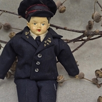 blaa-kasket-uniform-guldknapper-gammel-dukke